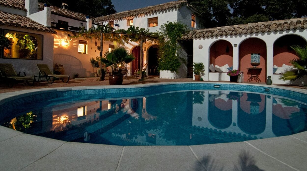 beautiful round swiming pool