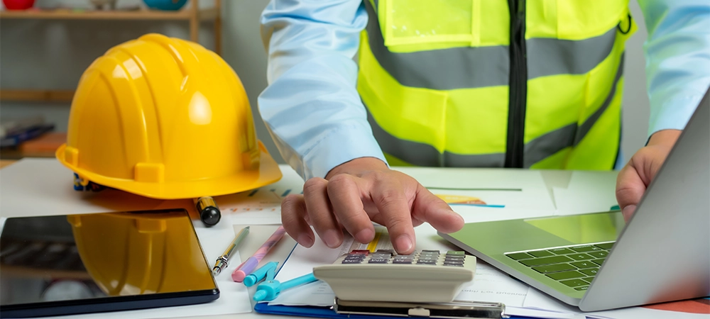 Architect or engineer using computer to work on desk, Cost calculation, Construction planning, Structural calculation, Construction cost planning, Structural design, Project presentation plan.