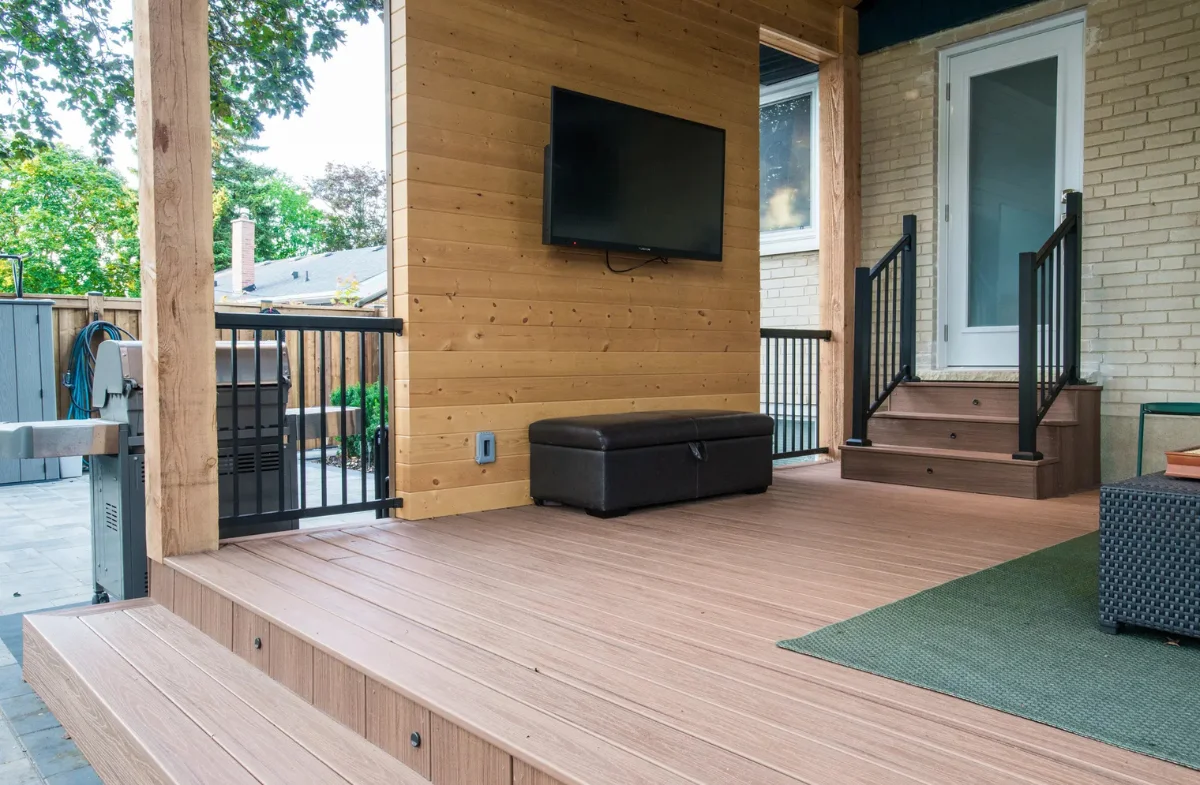 Deck with TV wall under a pergola