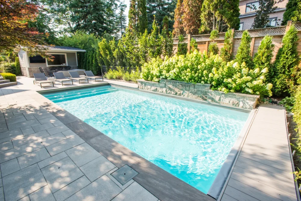 swimming-pool-hedge-closeup-view